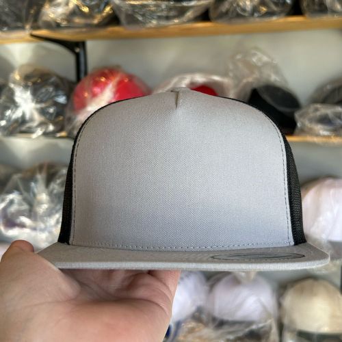 Yupoong 6006 Silver / Black